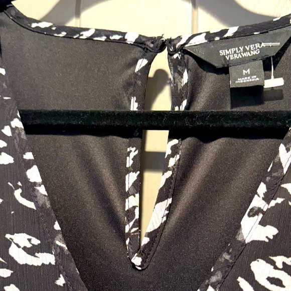 Simply Vera Wang NWOT Printed Ruffle Dress, size M, lined, beautiful, feminine - Picture 3 of 4